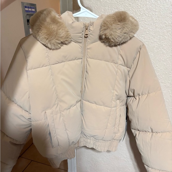 Jackets & Blazers - Cream Puffer Jacket with Faux Fur Collar